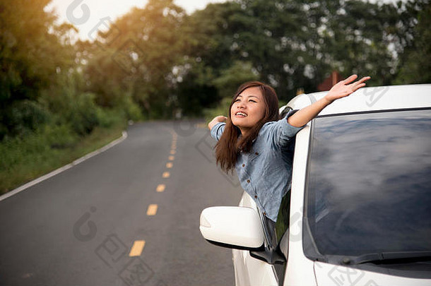 放松快乐女人路旅行旅行假期倾斜车窗口