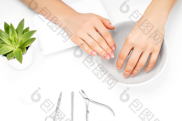 美丽的女人的手完美的修指甲水疗中心美沙龙软皮肤概念指甲护理