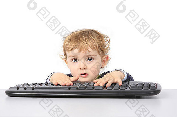 小男孩电脑键盘