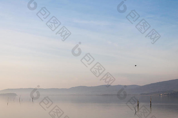 美丽的视图trasimeno湖Umbria意大利山蓝色的天空反映水