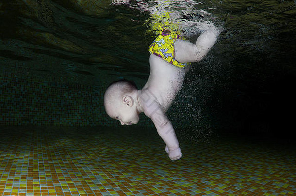 个月婴儿学习游泳水下水孩子类池东部欧洲乌克兰