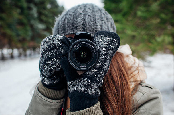 年轻的摄影师需要图片冬天森林相机