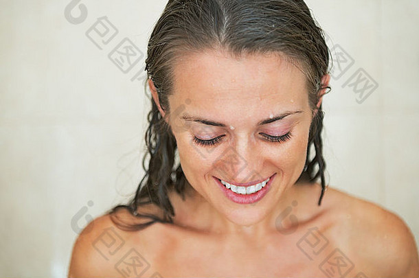 肖像微笑年轻的女人淋浴