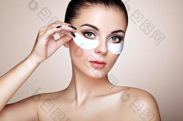 肖像美女人眼睛补丁显示效果完美的皮肤美丽的脸年轻的女人清洁新鲜的皮肤只肩膀