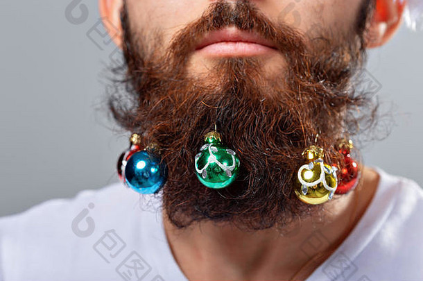 圣诞节假期理发店风格概念特写镜头男人。小圣诞节装饰物长胡子