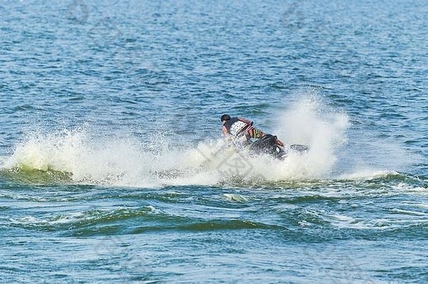 男人。水踏板车夏天假期个人船舶热带海年轻的的家伙海骑爱好普华永道体育运动活动