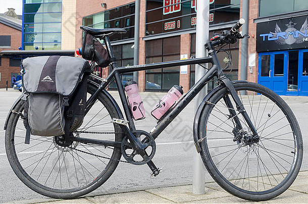 黑色的多维数据集hoopercyclo-touring自行车开始骑卡莱尔
