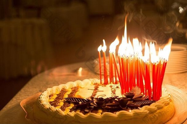 细节生日蛋糕蜡烛燃烧黑暗环境