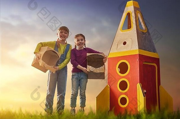 孩子们宇航员服装玩具火箭玩做梦航天员肖像有趣的孩子们背景日落明星天空