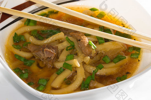碗味噌汤乌冬面面条卷心菜猪肉绿色洋葱筷子竹子餐巾