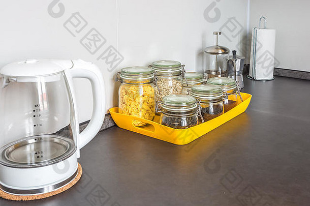 玻璃时尚的古董罐子食物茶壶室内现代厨房阁楼平公寓简约风格黄色的