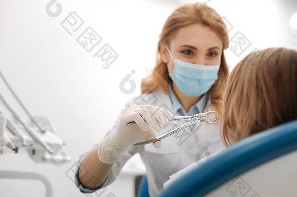 美妙的有经验的牙医删除病人牙