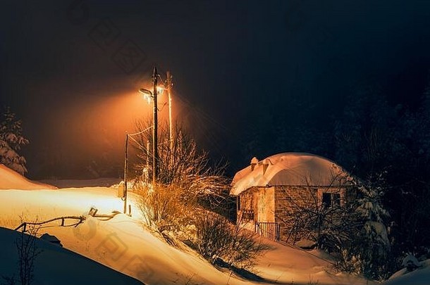 晚上冬天景观房子雪街灯