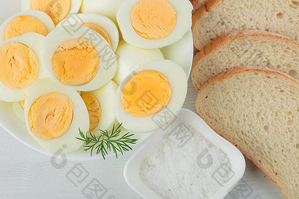 煮熟的鸡蛋莳萝盐面包