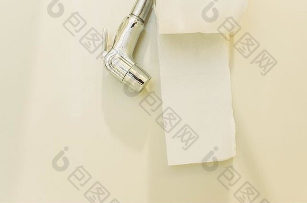 坐浴盆淋浴喷雾器组织纸厕所。。。卷白色墙浴室背景卫生卫生概念复制空间