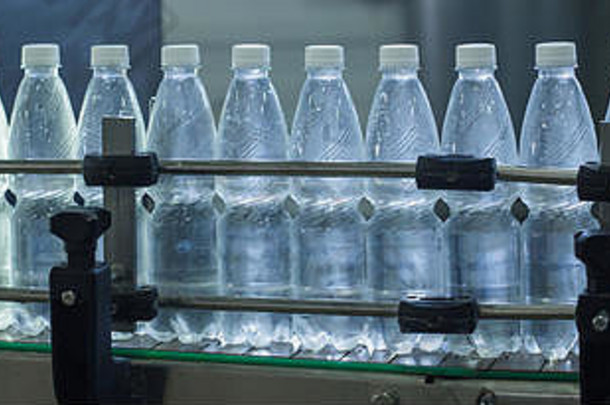 水工厂水装瓶行处理装瓶纯春天水小瓶