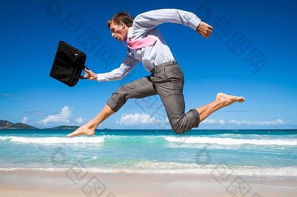 兴奋商人跳光着脚热带海滩摆动移动PC情况下