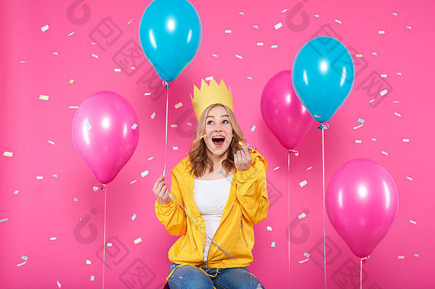 有趣的女孩生日他气球飞行五彩纸屑柔和的粉红色的背景有吸引力的时尚的少年庆祝生日