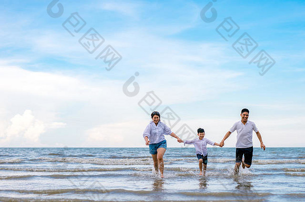 肖像快乐家庭妈妈爸爸儿子玩海滩海一边