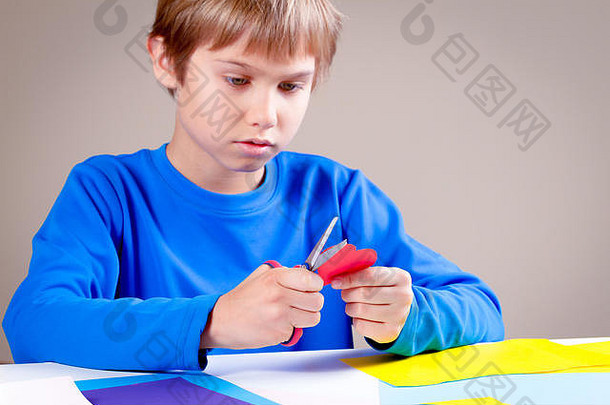 孩子切割彩色的纸剪刀表格