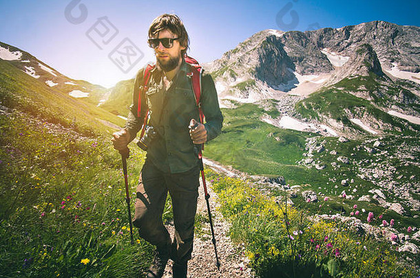 年轻的男人。<strong>背包</strong>照片相机徒步旅行户外旅行生活方式概念岩石山背景夏天牛