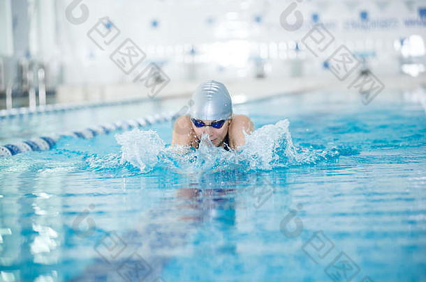 年轻的女孩护目镜游泳蛙泳中风风格