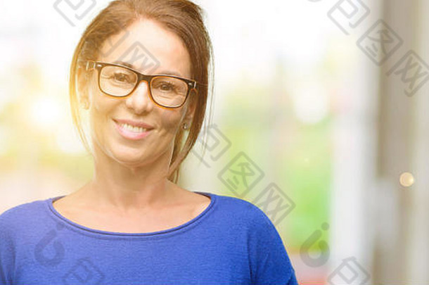 中间年龄女人穿羊毛毛衣眼镜自信快乐大自然微笑笑