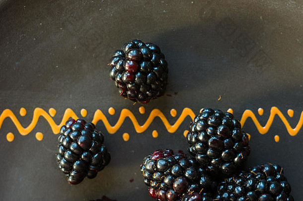 大多汁的新鲜的黑莓浆果陶瓷板特写镜头