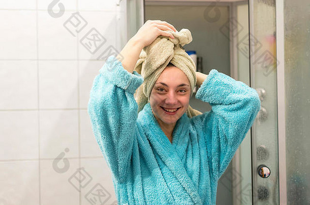 快乐女人水疗中心绕组头发毛巾