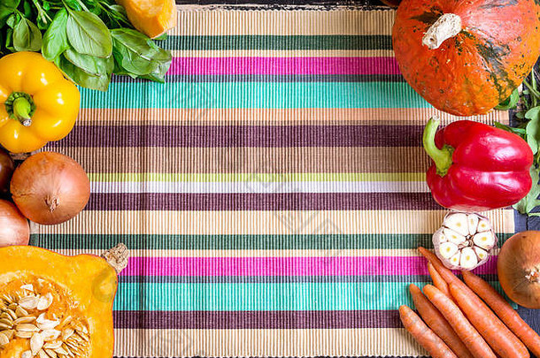 新鲜的蔬菜色彩斑斓的条纹厨房毛巾秋天背景