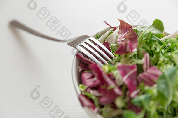 健康的吃节食素食者素食主义者厨房烹饪概念关闭绿色沙拉碗叉首页