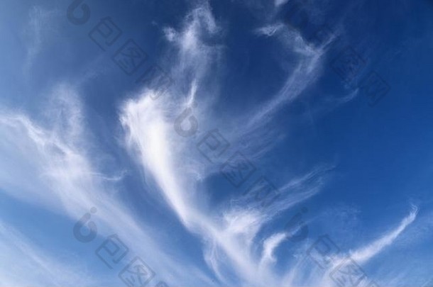 天上的背景卷云云蓝色的天空阳光明媚的一天