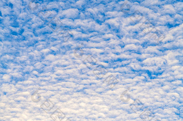 白色毛茸茸的云蓝色的天空背景