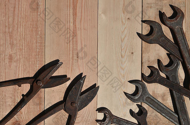 生锈的扭力扳手剪刀金属木背景过时了家庭工具使生锈的金属谎言木表格车间