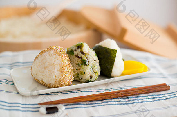 集大米球’’onigiri’’典型的餐日本日本人抓住大米球形状三角座东京日本
