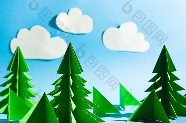 折纸森林景观绿色圣诞节树松树蓝色的天空云刺绣纸股票照片
