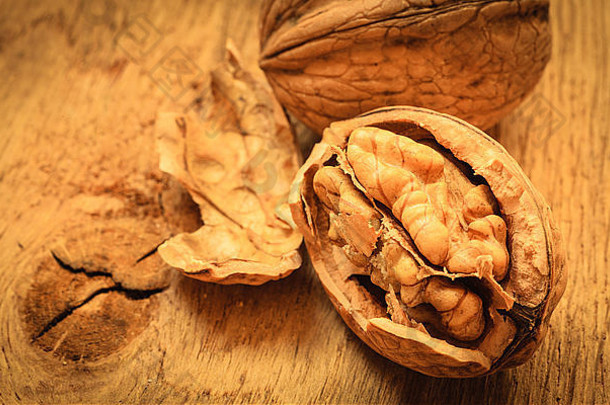 健康的食物完整的ω高脂肪的酸有机营养胡桃木内核乡村木表格