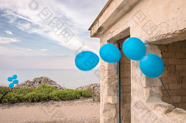 蓝色的气球系毁了房子海景