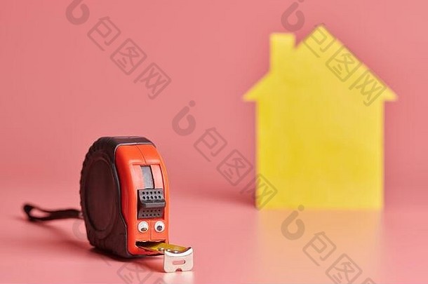 金属磁带测量有趣的概念房子改造首页修复重新装修了概念黄色的房子形状的数字粉红色的背景