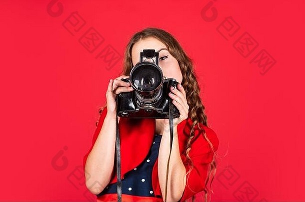 时尚记者未来职业生涯记者使照片古董相机女孩复古的相机捕获童年记忆单反相机美丽的孩子摄影师持有复古的相机