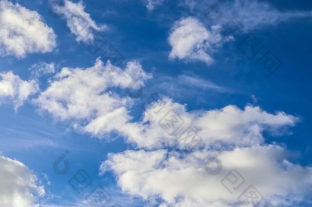 美丽的白色云宁静的蓝色的夏天天空