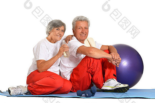 上了年纪的夫妇休息健身房