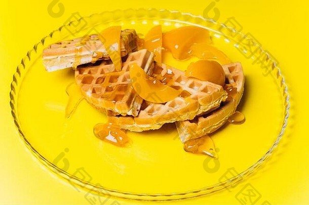 华夫饼桃子早餐黄色的背景