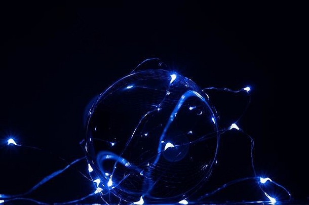 完美的玻璃球照亮彩色灯