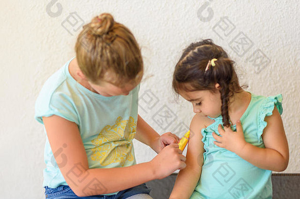 疫苗接种流感拍摄概念孩子们玩医生少年医生接种疫苗可爱的蹒跚学步的女孩诊所