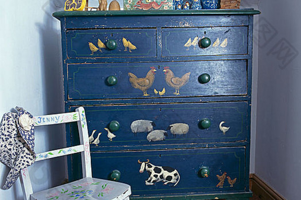 动物画蓝色的梳妆台的抽屉里画椅子角落里孩子的卧室