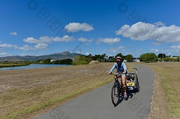 女人骑自行车自行车预告片孩子们汤斯维尔昆士兰澳大利亚