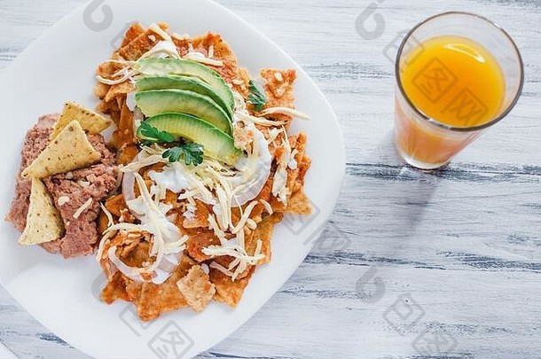 chilaquiles红鸡鳄梨墨西哥食物墨西哥早餐
