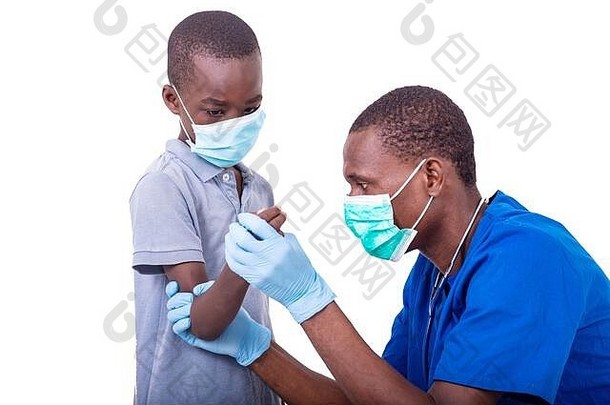 年轻的医生统一的检查男孩医院