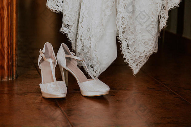 白色婚礼鞋子棕色（的）地板上新娘礼服棕色（的）